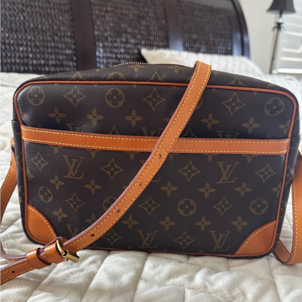 RARE Louis Vuitton Monogram Trocadero 30 crossbody Bag